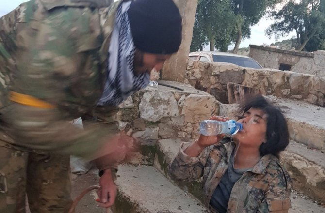 ÖSO ASKERİ ESİR ALDIĞI YPG’Lİ TERÖRİSTE SU VERDİ