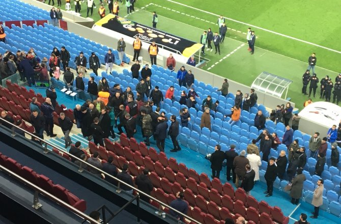 TRABZONSPORLU YÖNETİCİLERLE TARAFTARLAR ARASINDA TARTIŞMA YAŞANDI