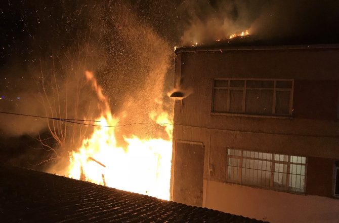 GECE KONDU ALEV ALEV YANDI