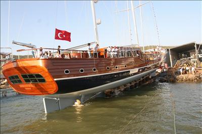 En uzun ahşap gulet suyla buluştu