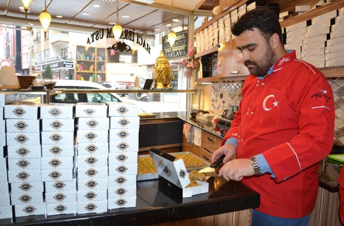 BALIKESİR’DEN AFRİN’E KİLOLARCA BAKLAVA GÖNDERİLDİ