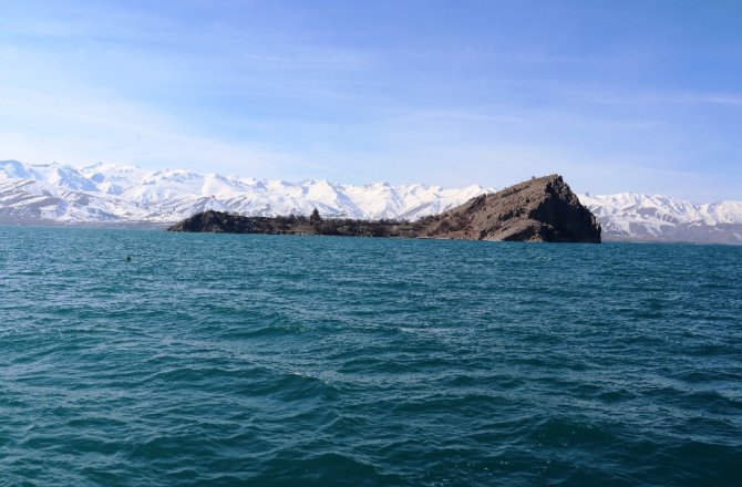 AKDAMAR ADASI TATLI SUYA KAVUŞUYOR