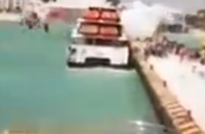 FERİBOTTA PATLAMA OLDU, YOLCULAR DENİZE SAVRULDU