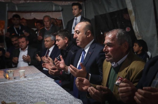 DIŞİŞLERİ BAKANI ÇAVUŞOĞLU’NDAN ŞEHİT EVİNE ZİYARET