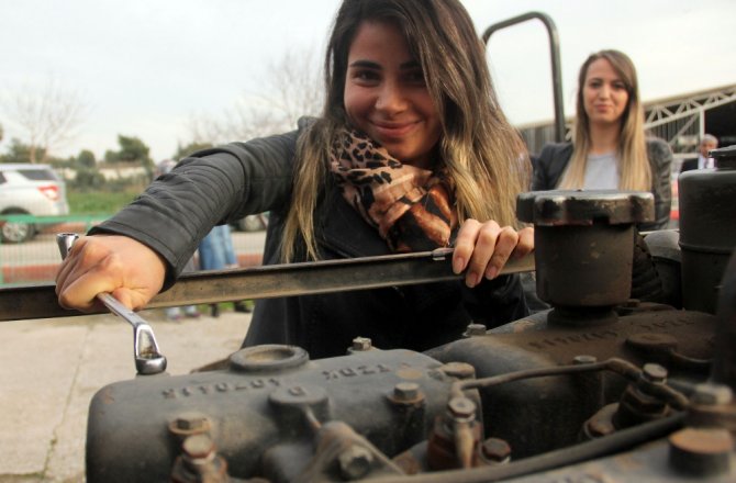OJELİ ELLERİYLE TAMİR ETTİKLERİ TRAKTÖRÜ TOPUKLU AYAKKABILARIYLA SÜRDÜLER