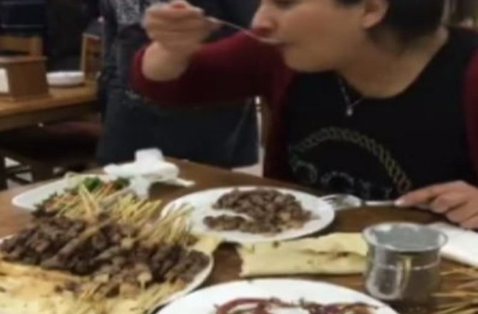 ÇEYREK ALTIN İÇİN YARIM SAATTE 151 ADET ÇÖP ET ŞİŞ YEDİ