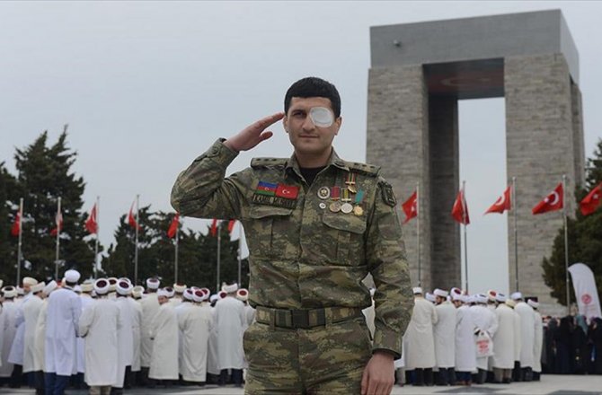 AZERBAYCANLI GAZİDEN AFRİN'DEKİ MEHMETÇİK'E DESTEK