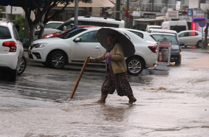 15 DAKİKA YAĞAN YAĞMUR SOKAKLARI GÖLE ÇEVİRDİ