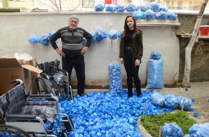 MAVİ KAPAK TOPLAYAN DEDE VE TORUNU REKORA KOŞUYOR