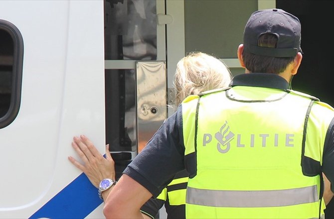 HOLLANDA'DA BAŞÖRTÜSÜNÜ ÇIKARMAYAN ÇOCUK DARBEDİLDİ