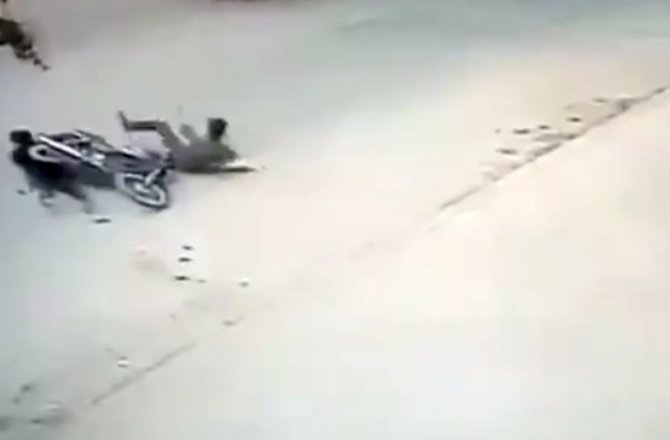 DEVRİLEN MOTOSİKLETİN ALTINDA KALDI