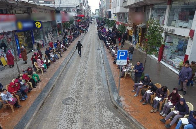 BİN ÖĞRENCİ CADDEYE DİZİLİP KİTAP OKUDU