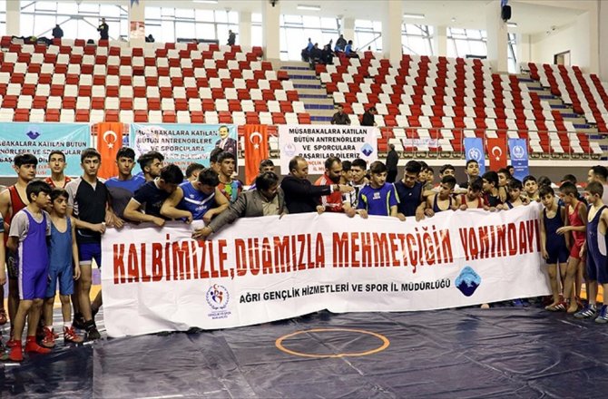 TÜRK VE İRANLI GÜREŞÇİLERDEN MEHMETÇİK'E DESTEK