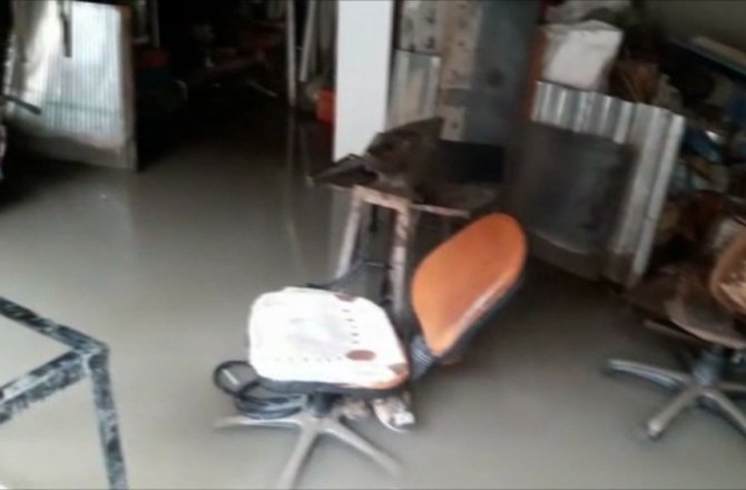 ANİDEN BASTIRAN YAĞIŞ SU BASKINLARINA NEDEN OLDU