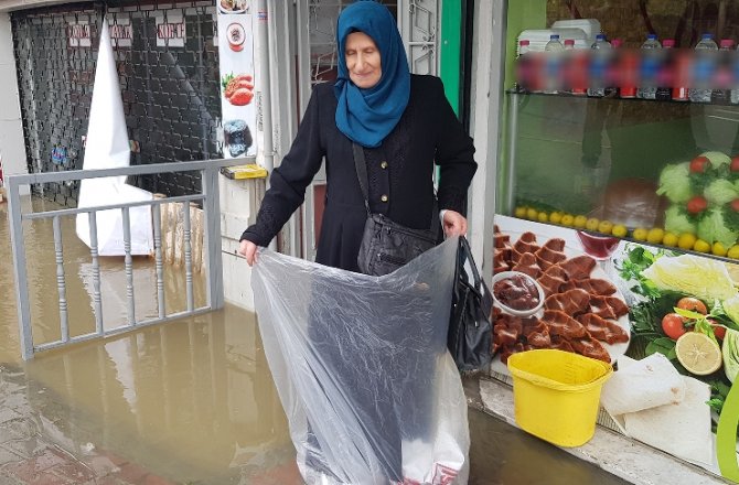 EVİNİ SU BASTI, POŞET GİYEREK SUYA GİRDİ