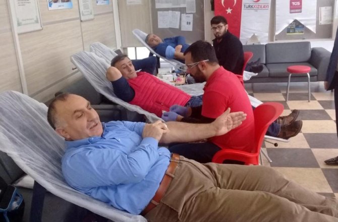 ÖZEL HALK OTOBÜSÜ ÇALIŞANLARI MEHMETÇİK İÇİN KAN VERDİ