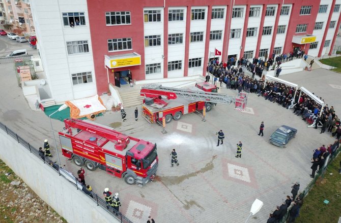 ÖĞRENCİLERİN GÖZÜ ÖNÜNDE 3’ÜNCÜ KATTAN AŞAĞI ATLADI