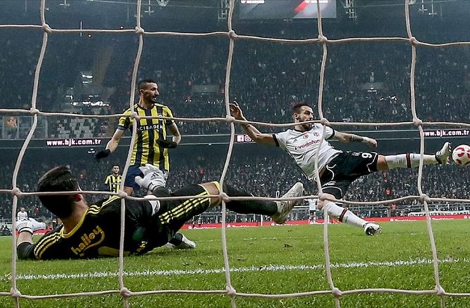 DERBİDE ÜÇ KIRMIZI KART, 4 GOL VAR KAZANAN YOK