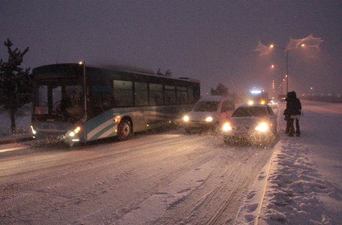 KAR VE TİPİ YOLDA BIRAKTI