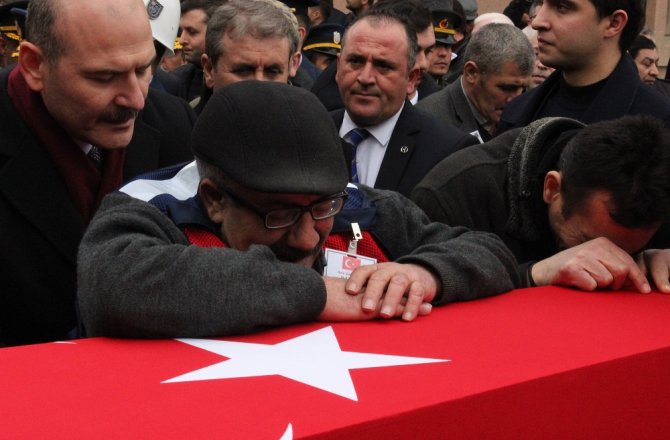 ŞEHİDİN BABASINI BAKANLAR SOYLU VE GÜL TESELLİ ETTİ