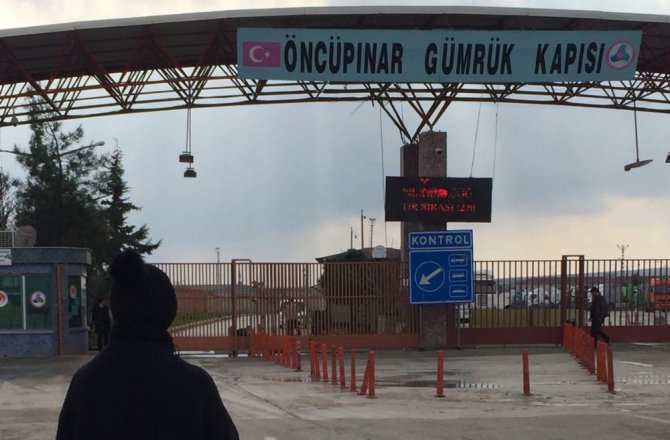 SURİYELİ ANNENİN GÖZÜ SINIR KAPISINDA