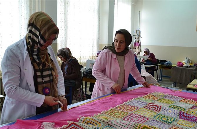 ÇOCUKLARI DERSTE ANNELERİ OKULUN ATÖLYESİNDE MESAİDE