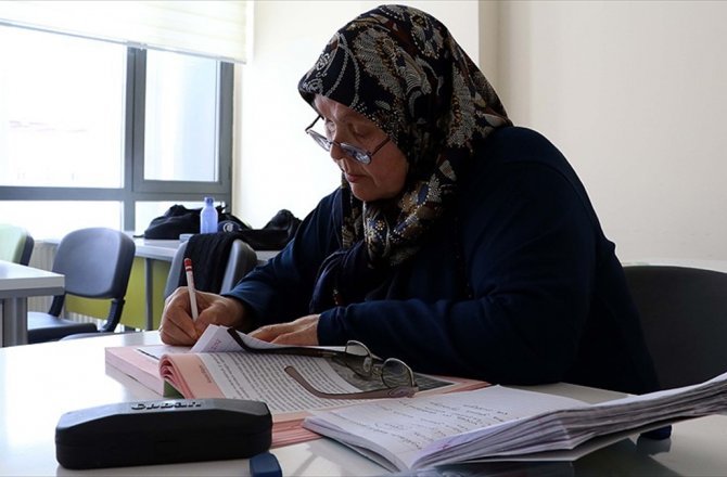 ÇOCUKLARINA MEKTUP YOLLAYABİLMEK İÇİN OKUMA YAZMA ÖĞRENDİ