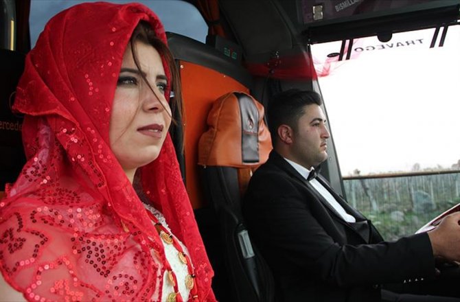 YOLCU OTOBÜSÜNÜ GELİN ARABASI YAPTI