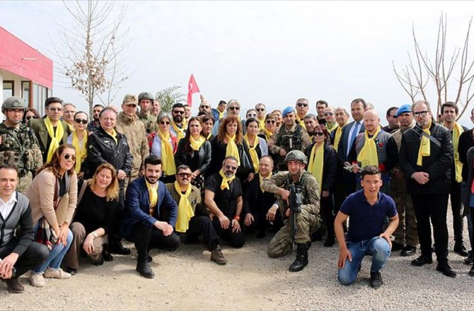 SANATÇILAR MEHMETÇİK'E DESTEK İÇİN SURİYE SINIRINDA