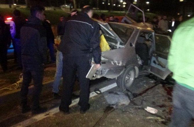 İKİ ARAÇ KAFA KAFAYA ÇARPIŞTI: 1 ÖLÜ, 1 YARALI