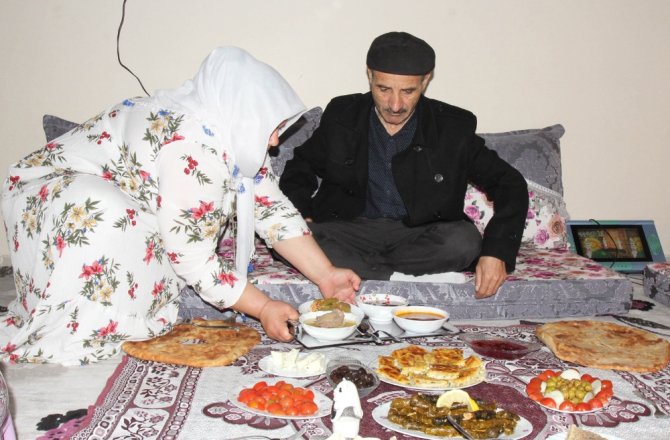 6 AY ÖMÜR BİÇİLEN EŞİNE 8 YILDIR GÖZÜ GİBİ BAKIYOR