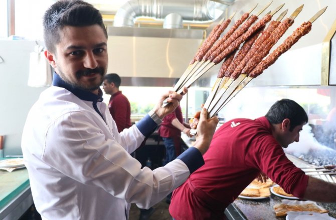 ADANA KEBABINA HOLLYWOOD COŞKUSU