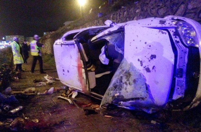OTOMOBİL İSTİNAT DUVARINDAN DÜŞTÜ: 1 ÖLÜ, 3 YARALI