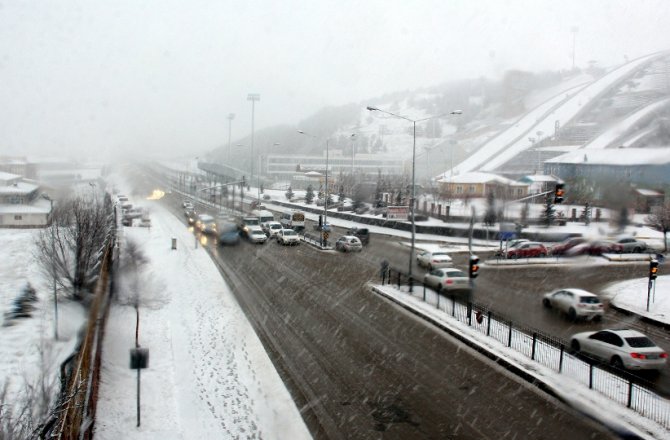 ERZURUM’DA KAR KALINLIĞI 20 SANTİMETREYE ULAŞTI