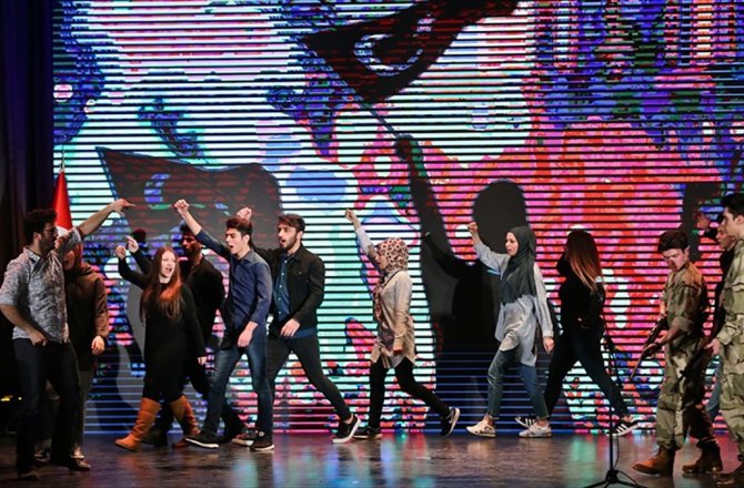 FARKLI MİLLETLERDEN ÖĞRENCİLER 15 TEMMUZ'DAKİ DESTANSI MÜCADELEYİ SAHNEYE TAŞIDI