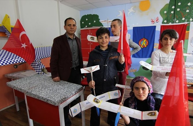 MODEL UÇAKLARLA, MEHMETÇİKLERE SELAM GÖNDERDİLER