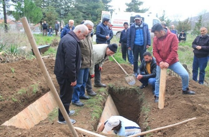 CENAZE TÖRENİNDE GELEN TELEFONLA ŞOK OLDULAR