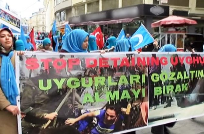 BEYOĞLU’NDA 700 KİŞİ DOĞU TÜRKİSTAN İÇİN YÜRÜDÜ