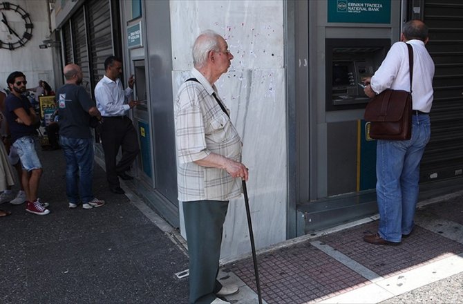 YUNANİSTAN'DAKİ KRİZ HALKI 'SIKMAYA' DEVAM EDİYOR