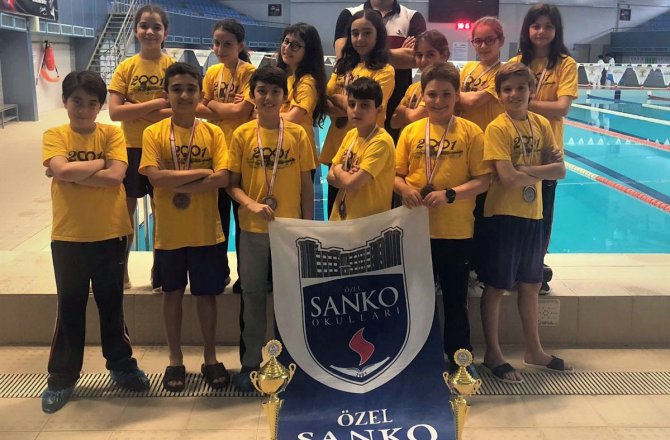 SANKO’LU KÜÇÜK YÜZÜCÜLER BÖLGE YARIŞLARINA GİDİYOR