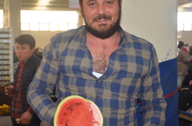 FİYATI CEP YAKAN KARPUZ YARIM SATILIYOR