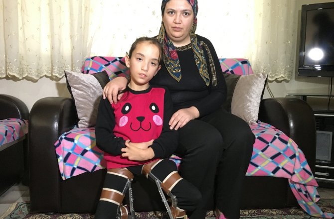 AYAĞINI SIKAN ORTEZİ KENDİ YÖNTEMİYLE KULLANMAYA ÇALIŞIYOR