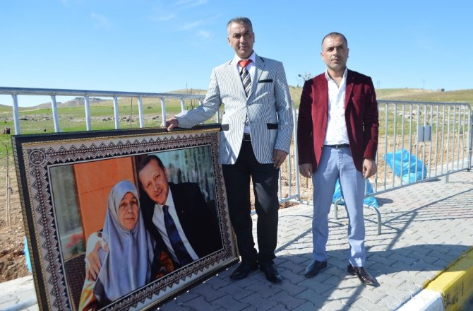 ERDOĞAN SEVDASINI HALIYA DOKUDU