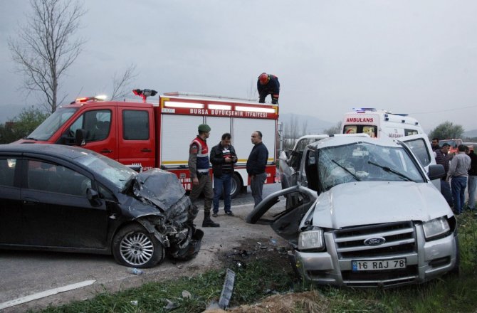 2 OTOMOBİL KAFA KAFAYA ÇARPIŞTI: 1 ÖLÜ, 7 YARALI