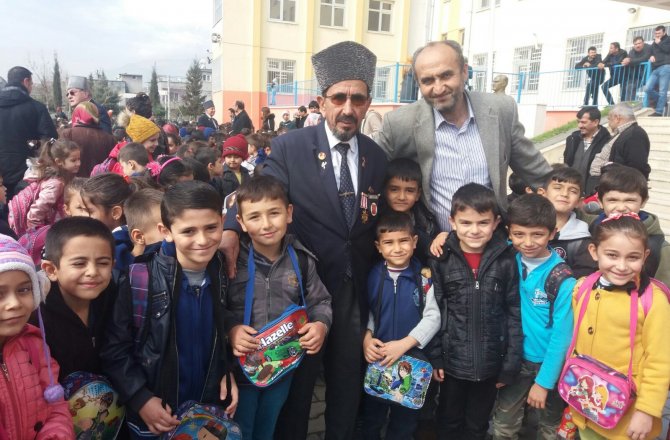 YAHYA KEMAL’İN MİNİKLERİNİN GAZİ DEDELERİYLE BULUŞTU