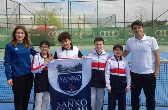 SANKO OKULLARI KÜÇÜK ERKEK TENİS TAKIMI İL BİRİNCİSİ