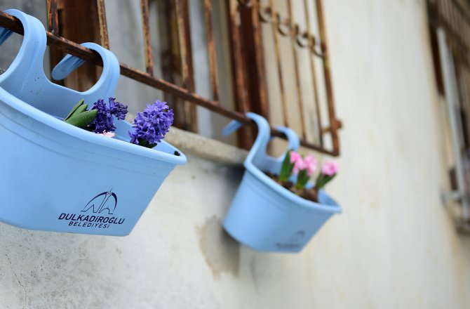 DULKADİROĞLU’NDA BALKONLAR ÇİÇEK AÇTI
