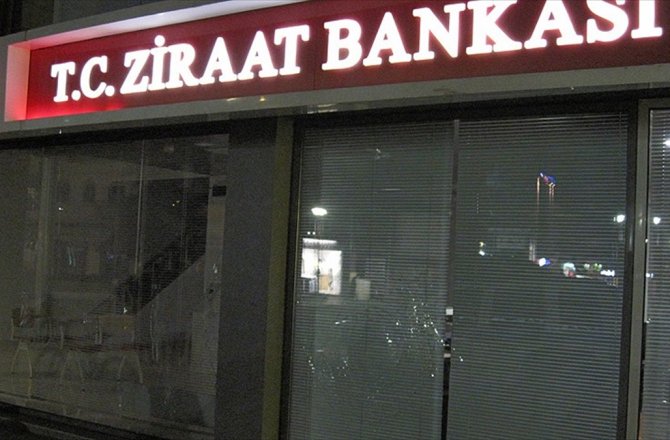 YUNANİSTAN'DA ZİRAAT BANKASI ŞUBESİNE SALDIRI