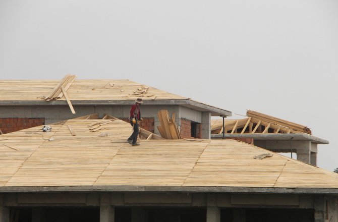 ÇATIDA TEHLİKELİ ÇALIŞMA