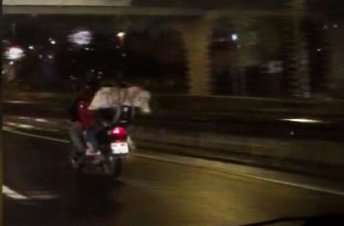 MOTOSİKLET ÜZERİNDE TEHLİKELİ YOLCULUK